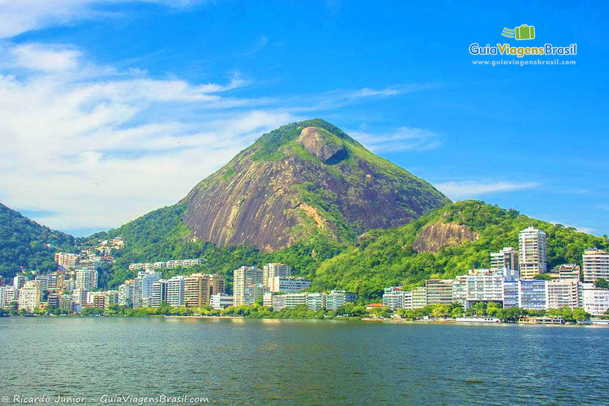 Imagem dos prédios e da linda Lagoa Rodrigo de Freitas.